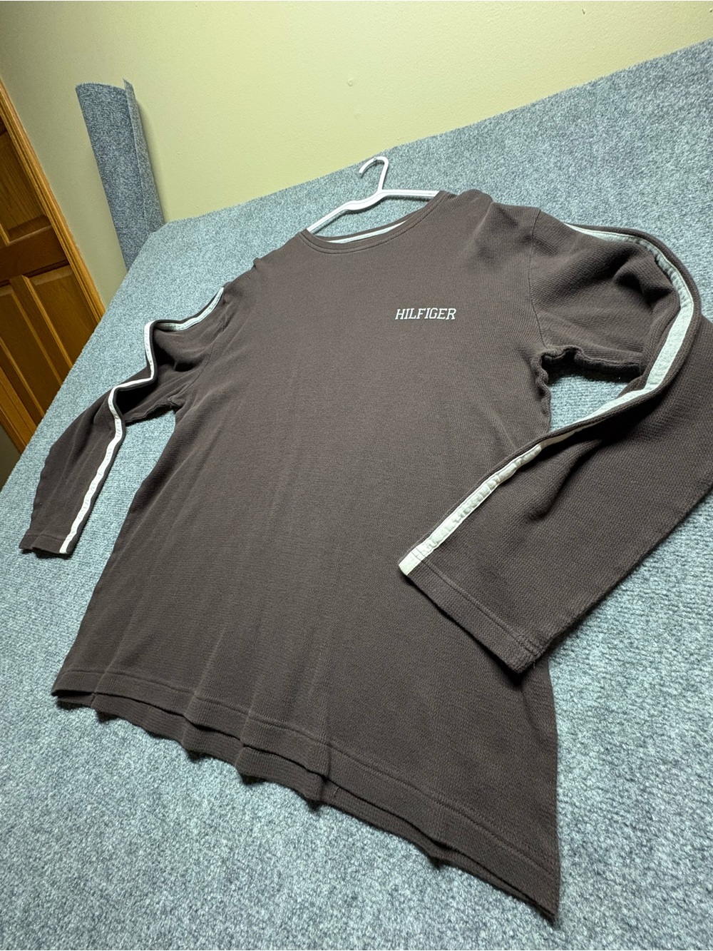Tommy Hilfiger Men’s Brown Long-Sleeve Thermal Shirt. Size large